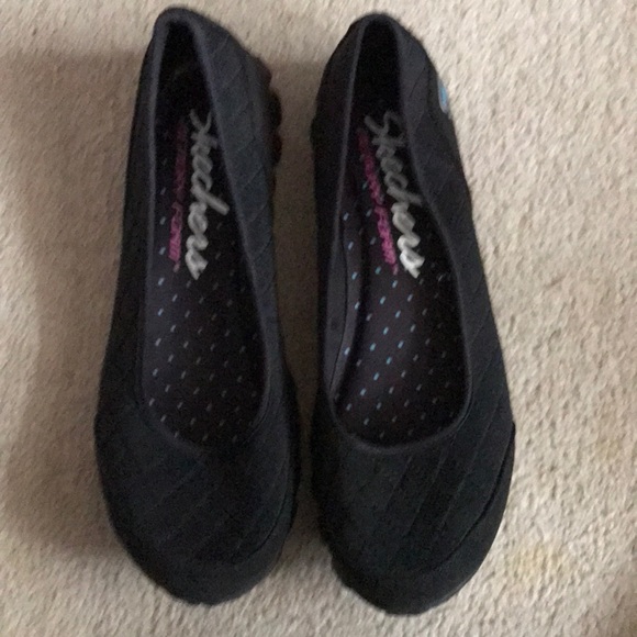sketchers black flats